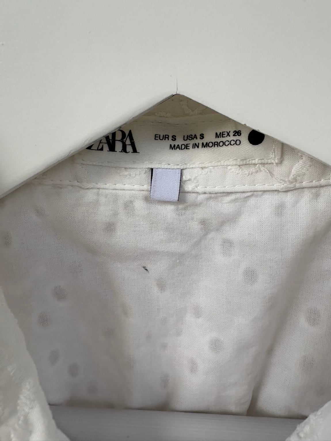 ZARA. Blusa blanca troquelada
