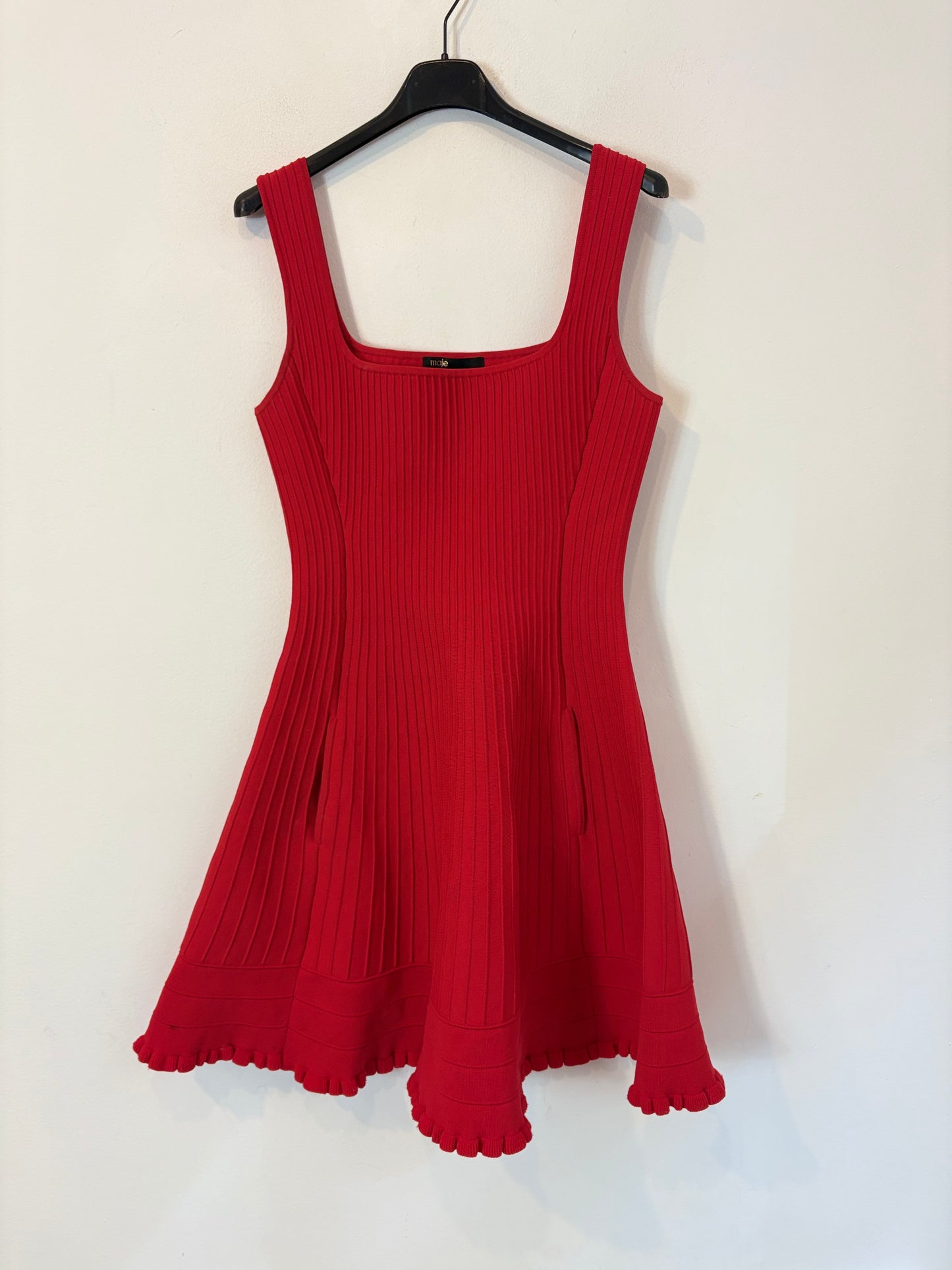 MAJE. Vestido rojo punto canalé