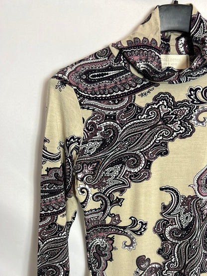 ZARA. Top cuello alto estampado. T S