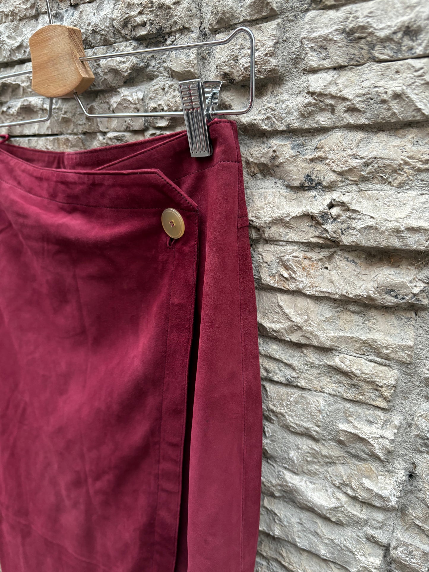 FORTE FORTE. Falda midi piel burdeos