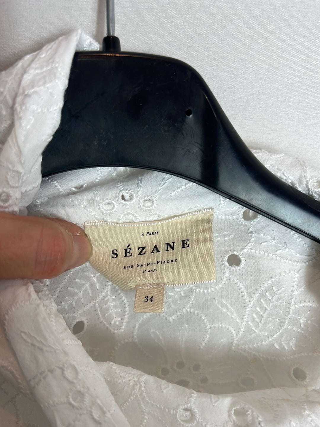 SÉZANE. Blusa blanca troquelada lazada. T 34