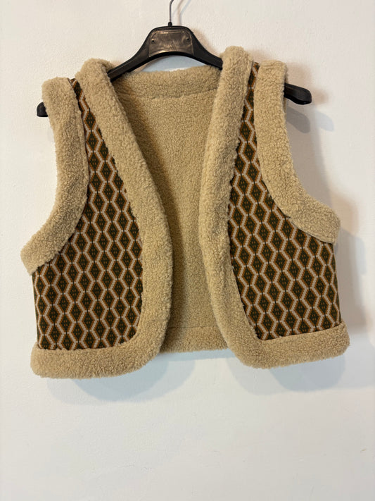 OTRAS. Chaleco corto estampado borrego