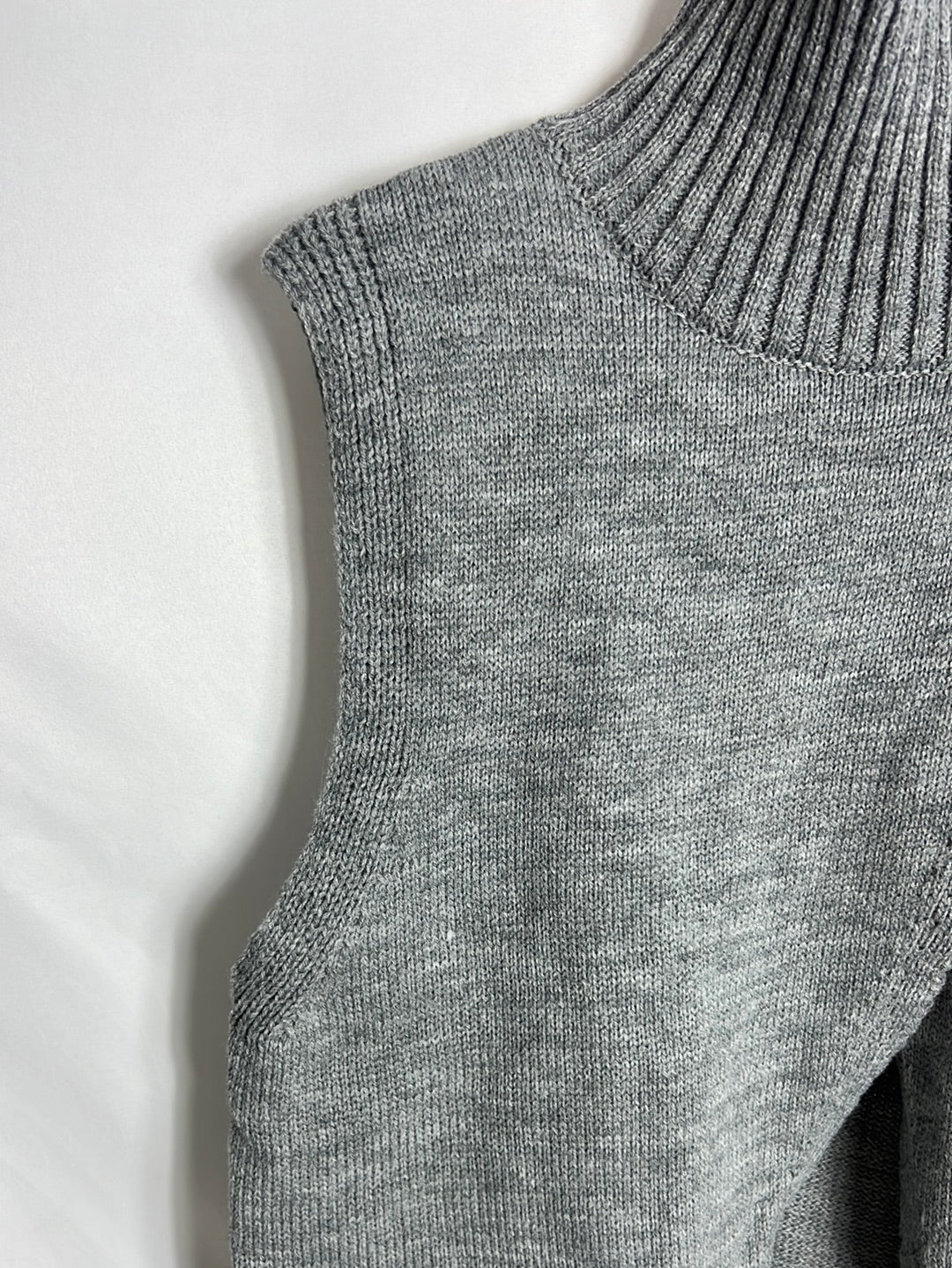 OTRAS. Jersey sin mangas gris apertura . T s/m