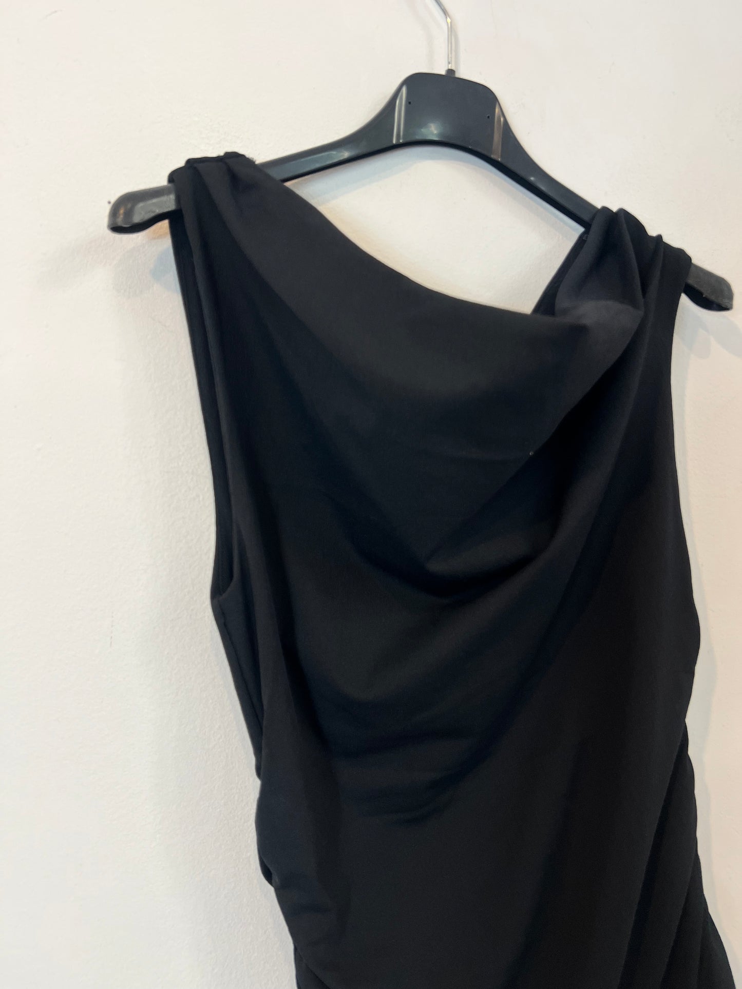 ZARA. Vestido negro fruncido