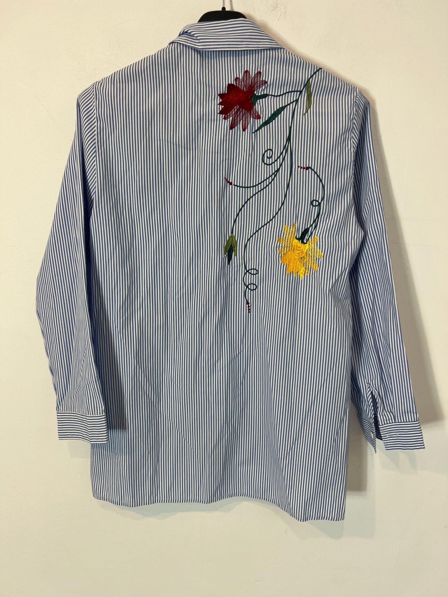 CINDY KONO. Camisa rayas y bordados. T. L (S)