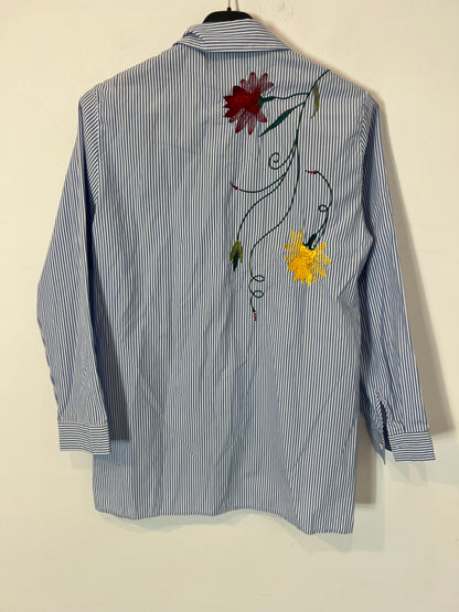 CINDY KONO. Camisa rayas y bordados. T. L (S)