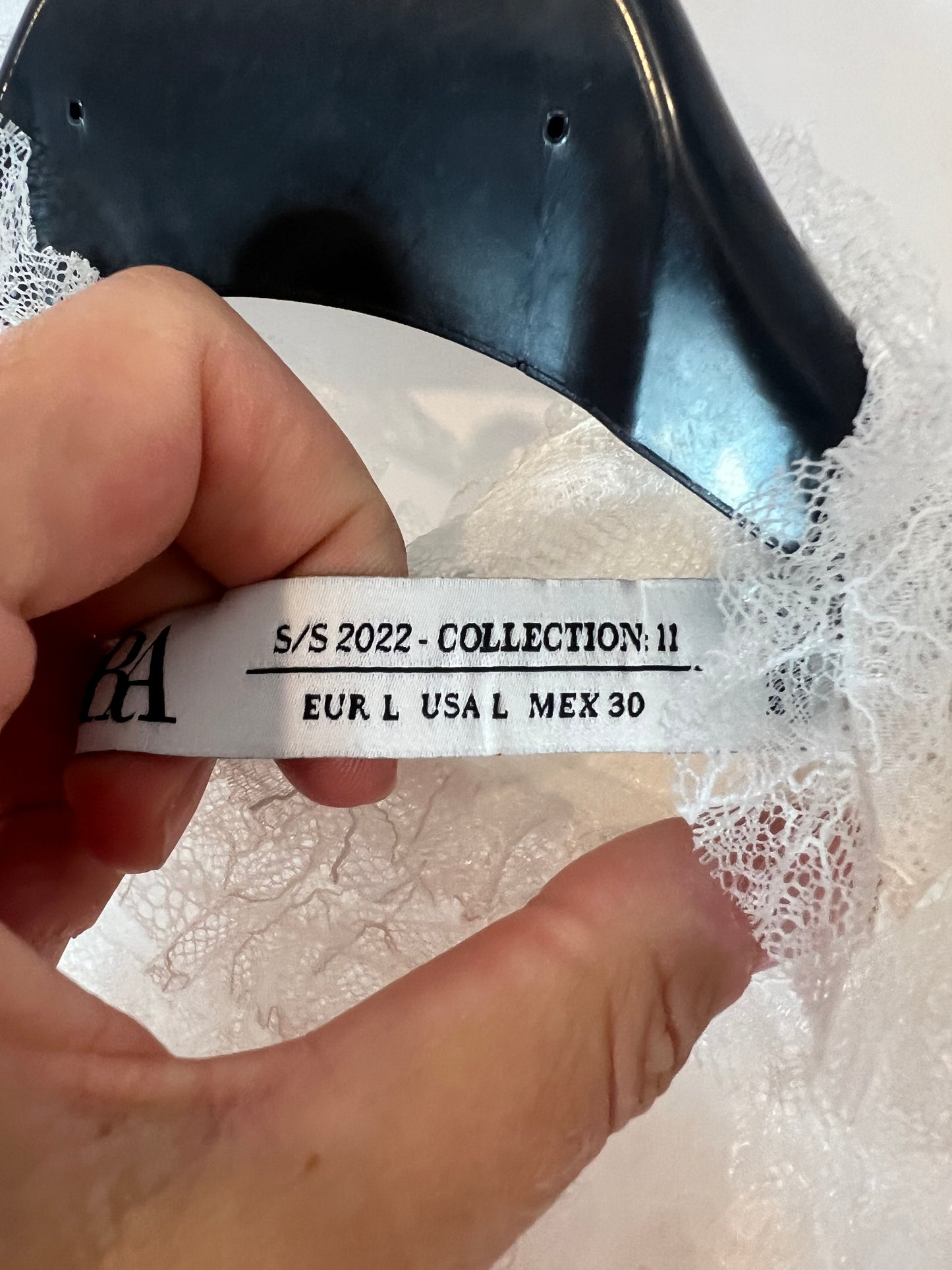 ZARA. Top blanco encaje T.L