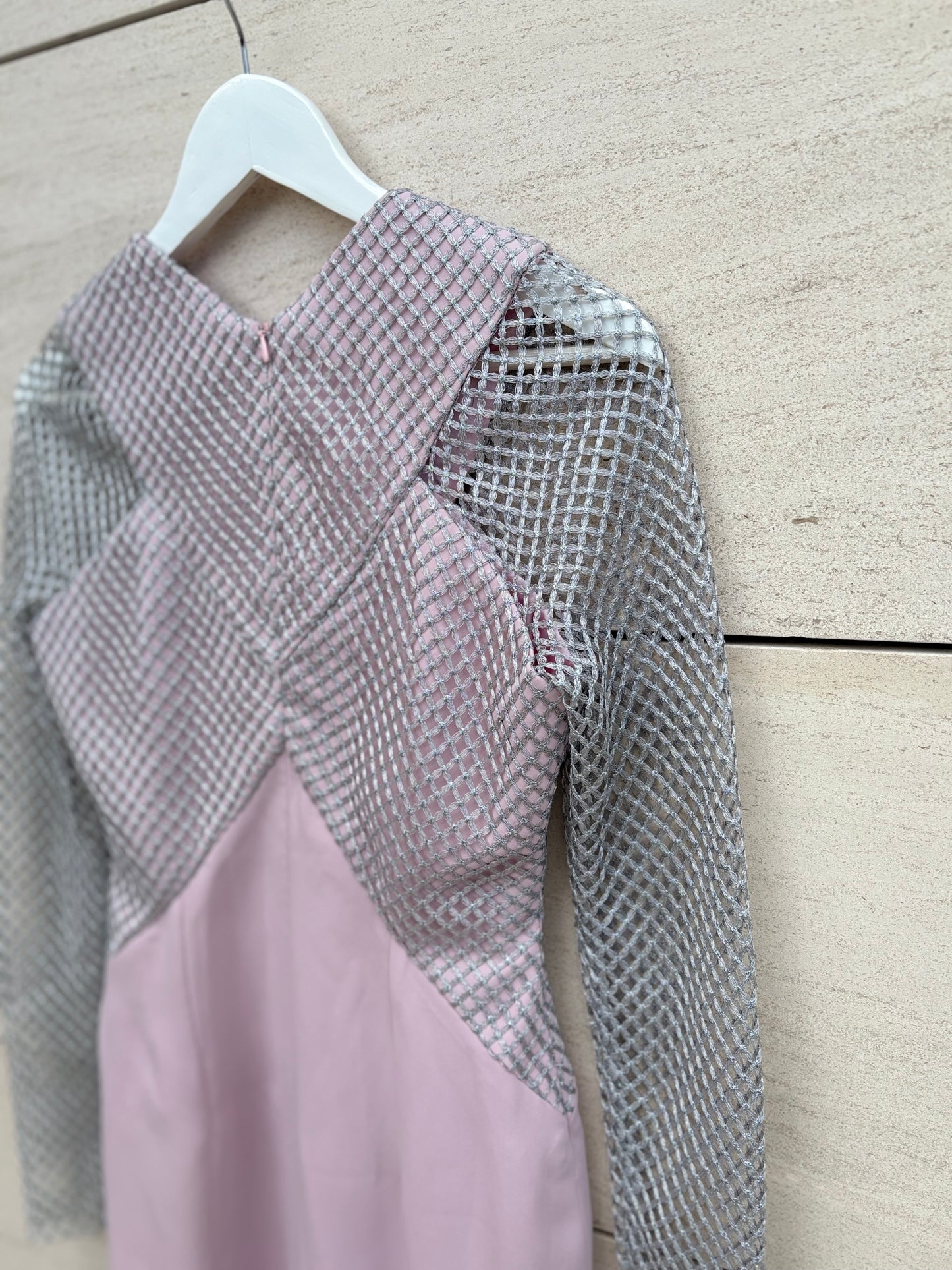 VICTORIA COLECCIÓN. Vestido rosa empolvado y gris