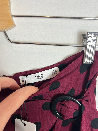 MANGO. Falda corta burdeos lunares. T S