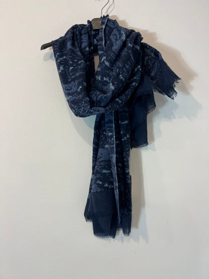 SOLOIO. Fular azul estampado