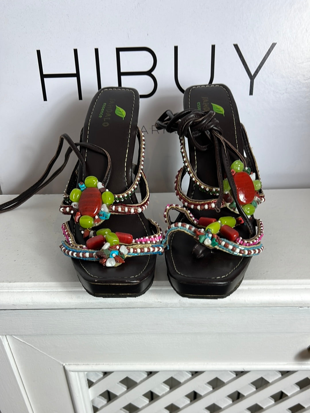 SANDALO ESSENCE. Sandalia marrón detalles pedrería colores. T 39