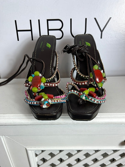 SANDALO ESSENCE. Sandalia marrón detalles pedrería colores. T 39