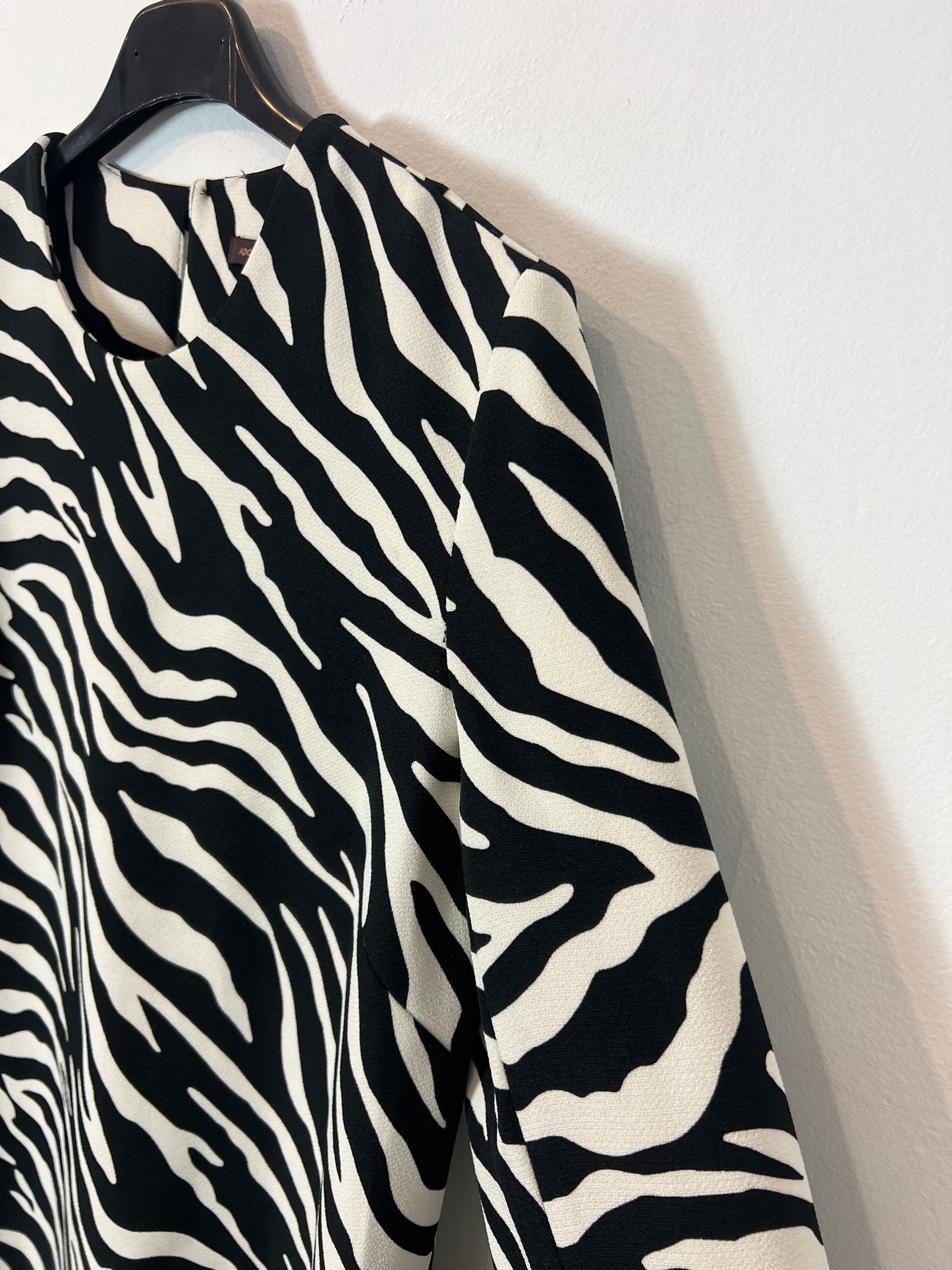 ADOLFO DOMINGUEZ. Vestido corto bicolor detalle manga. T 36