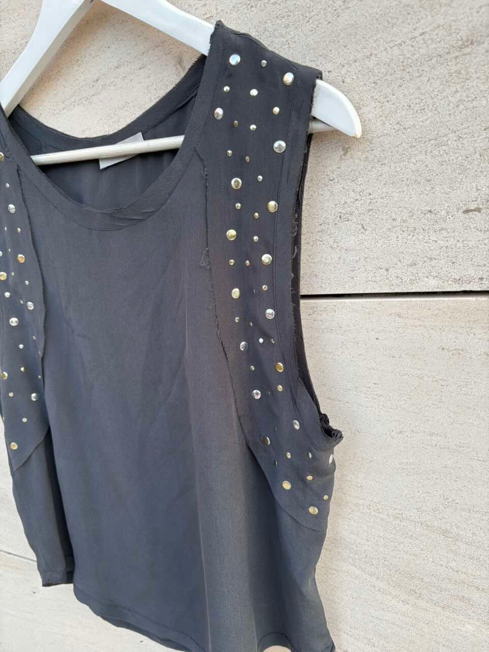 BY ZOÉ. Top seda gris detalle tachuelas