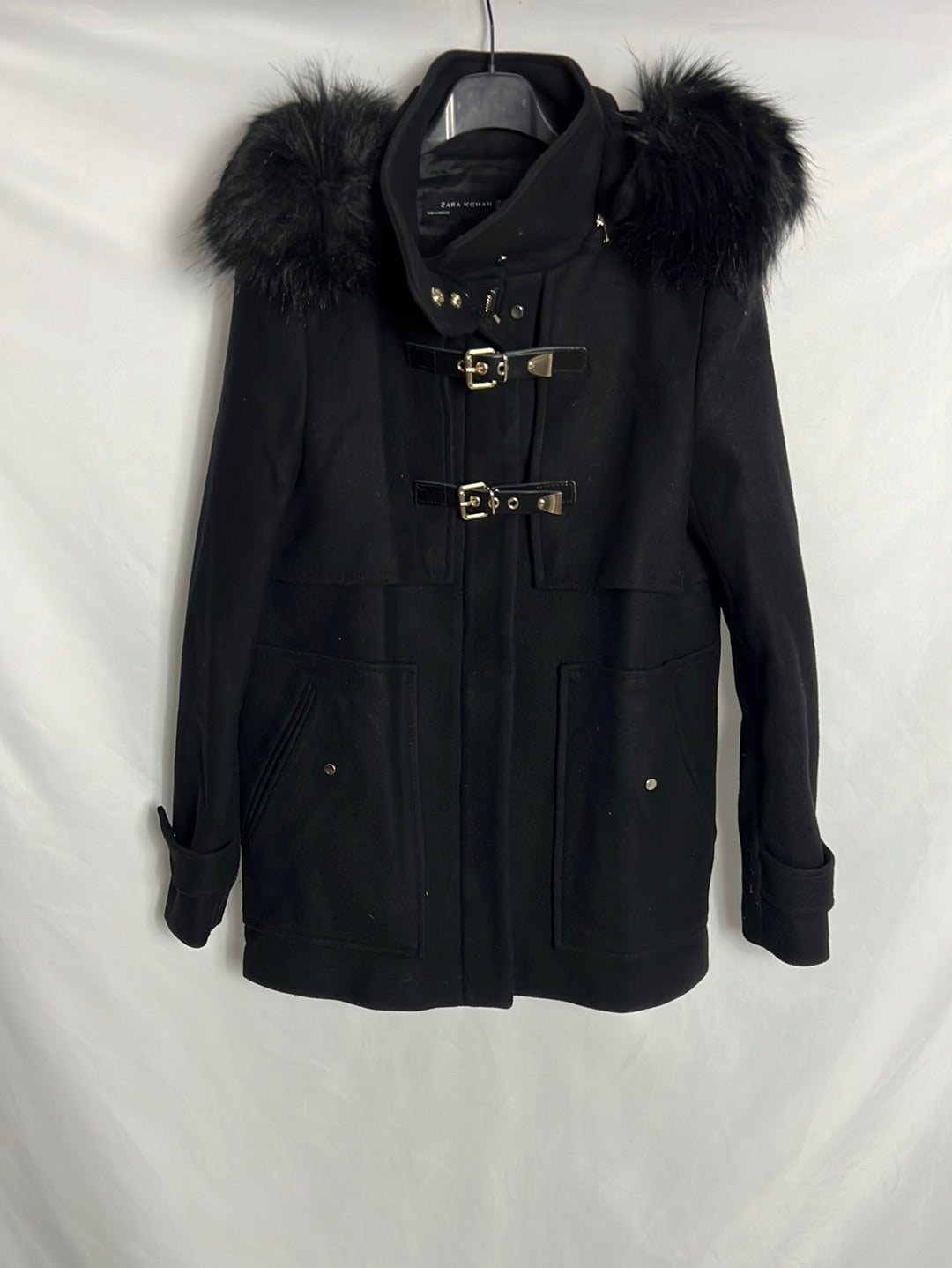 ZARA. Abrigo negro hebillas. TM