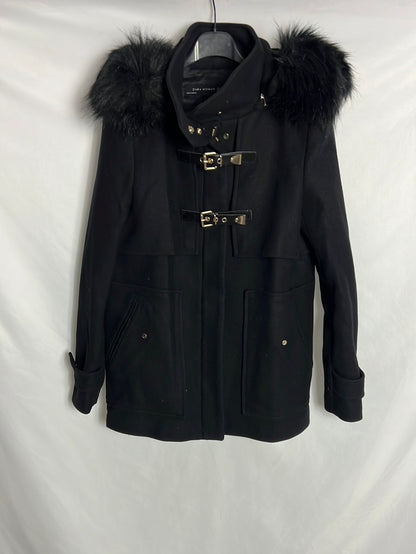 ZARA. Abrigo negro hebillas. TM