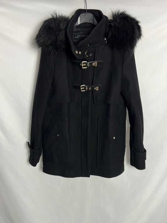 ZARA. Abrigo negro hebillas. TM
