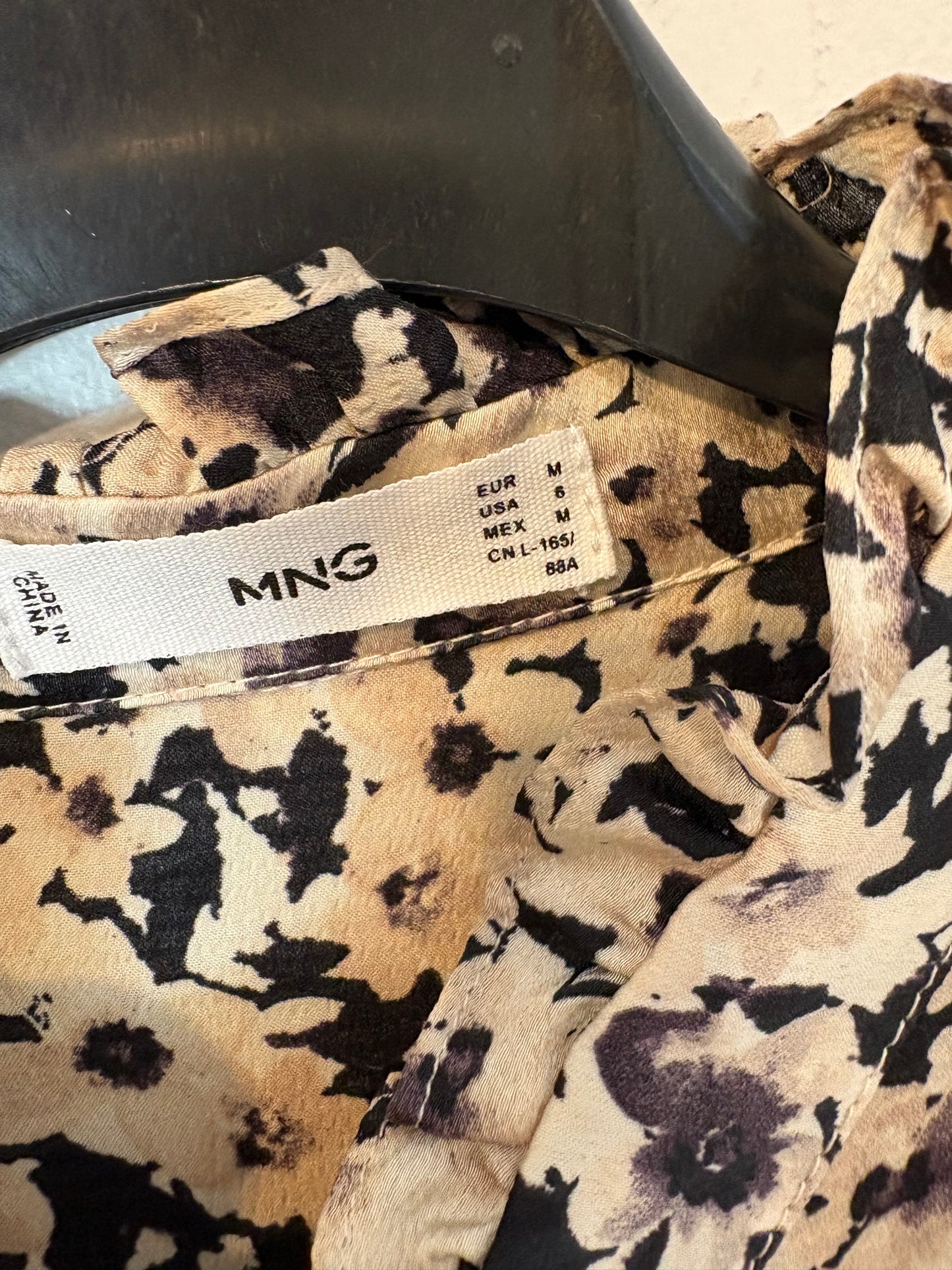 MANGO. Blusa estampado cuello volante