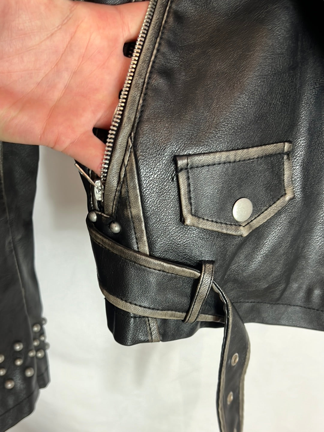 ZARA. Chaqueta estilo biker tachuelas. T L