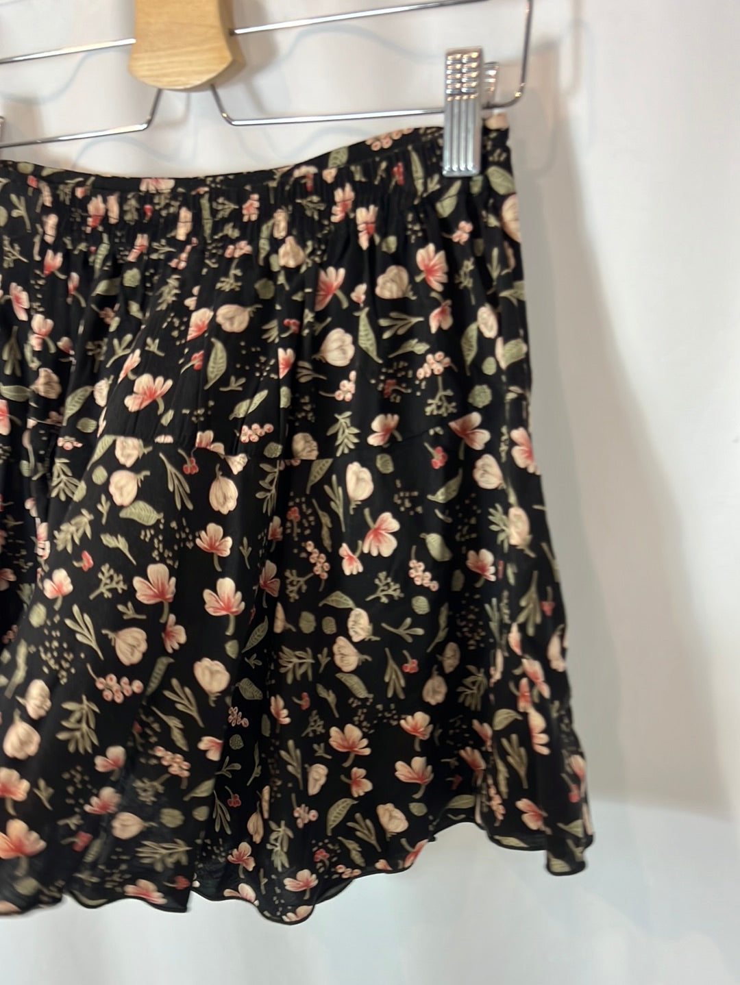 OTHERS. Short flowing floral skirt. XS