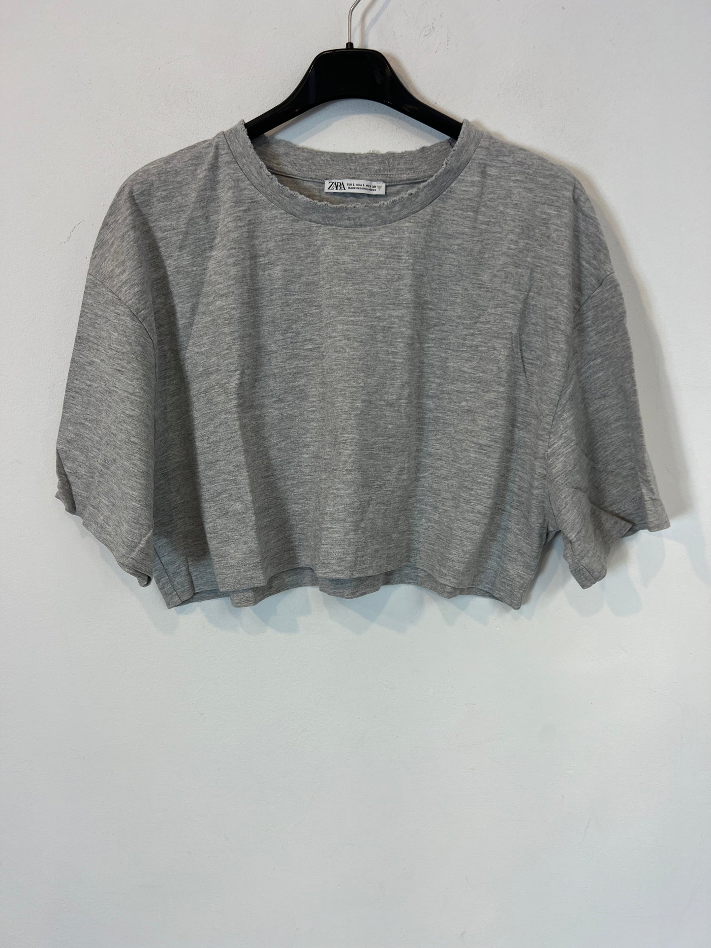 ZARA. Camiseta crop gris detalle cuello. T L