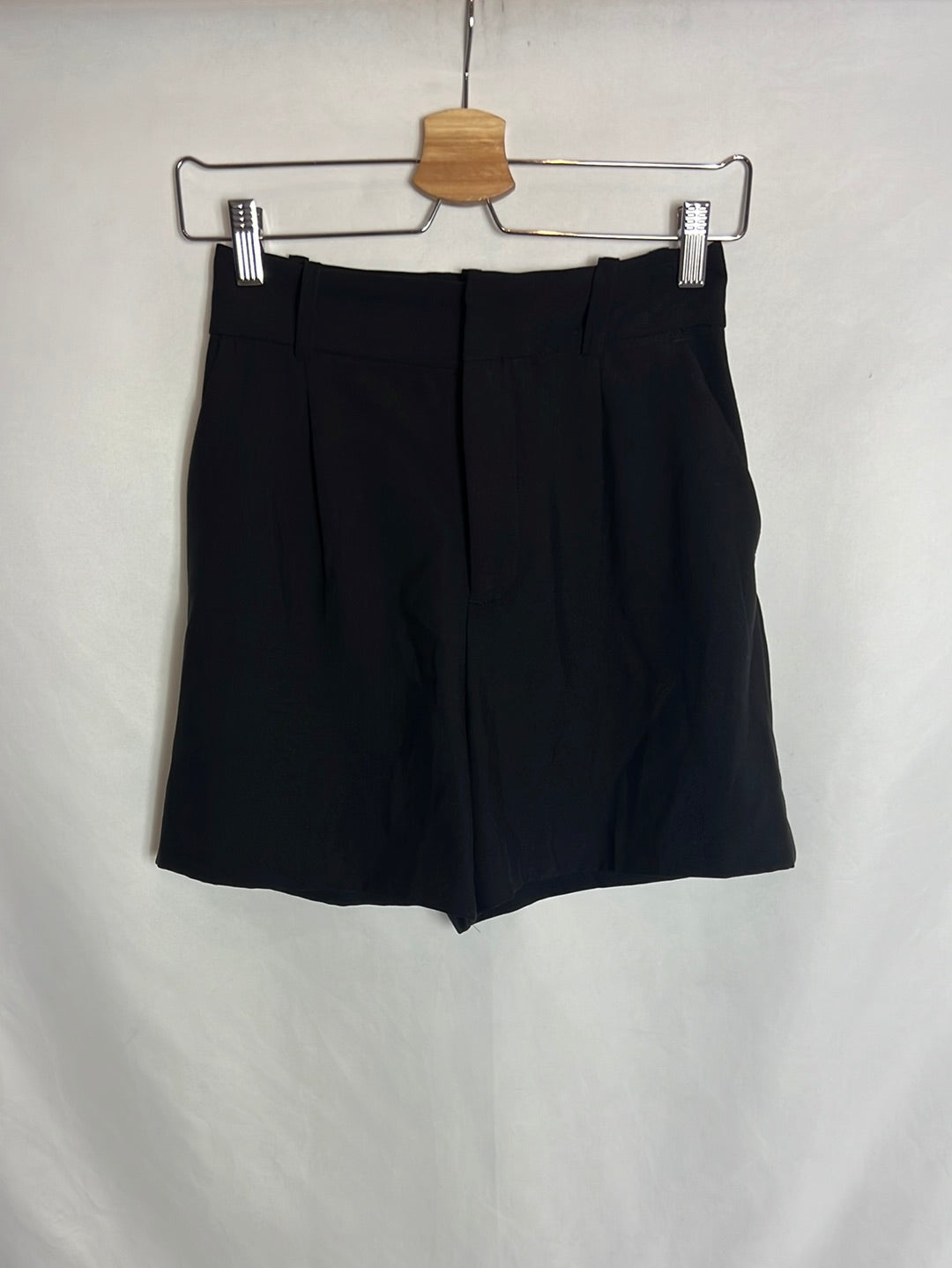ZARA. Black pleated Bermuda shorts. Size XS