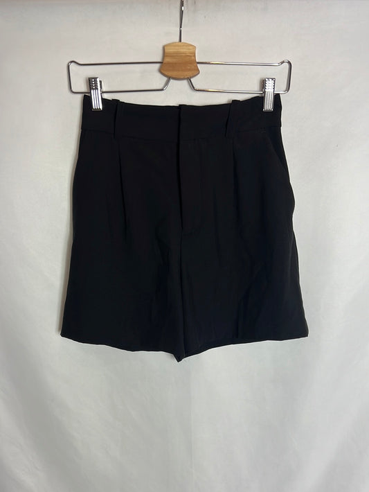 ZARA. Bermuda negra pinzas. T XS