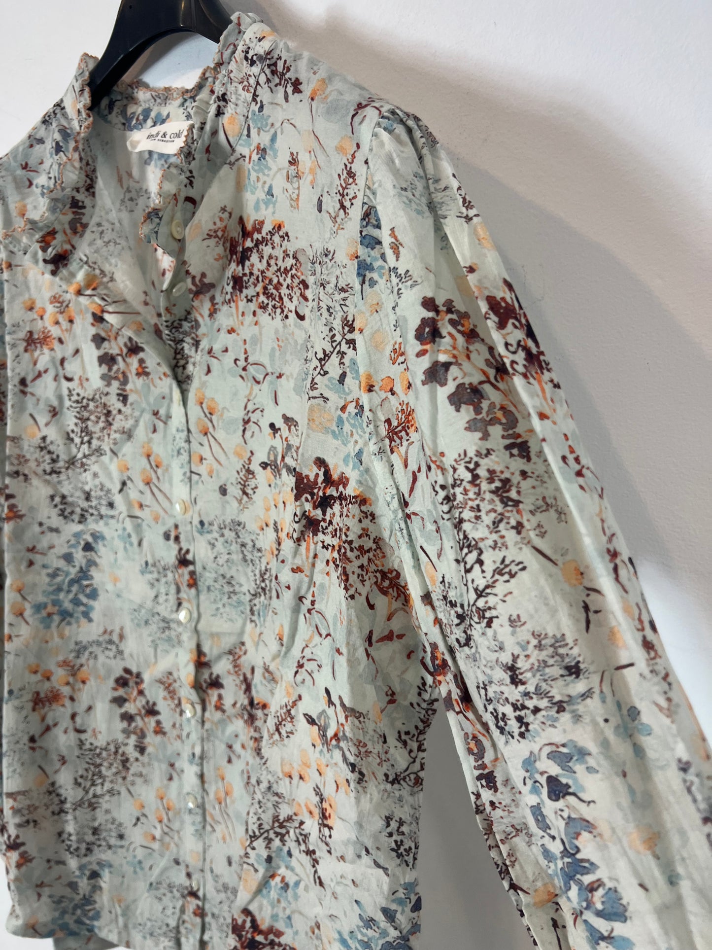 INDI &amp; COLD. Flowy floral blouse with ruffled collar. TM