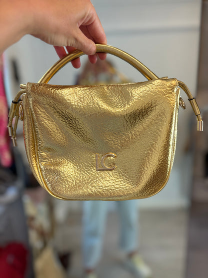 LOLA CASADEMUNT.  Bolso de mano dorado efecto piel