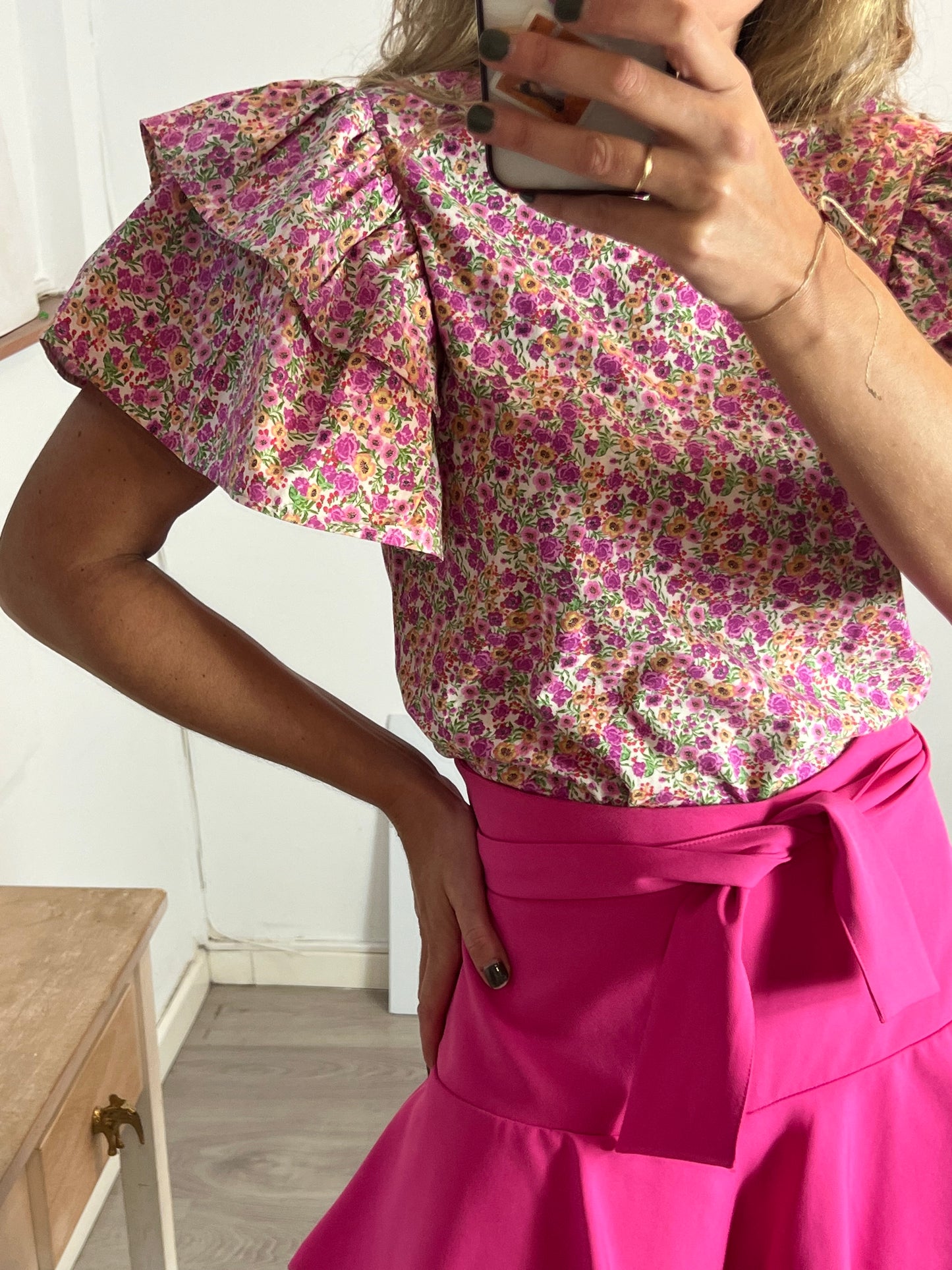 ZARA. camiseta flores volantes T.l