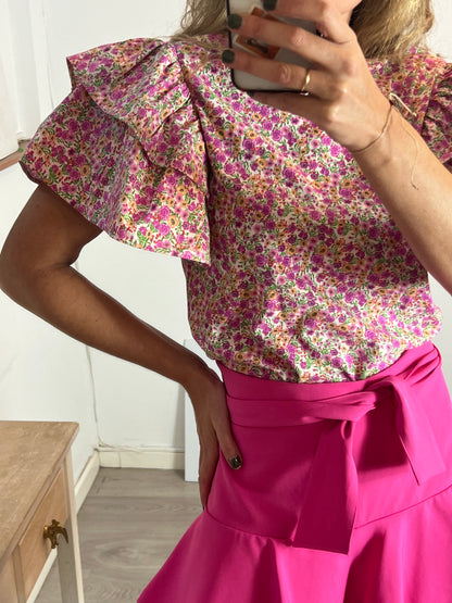 ZARA. camiseta flores volantes T.l