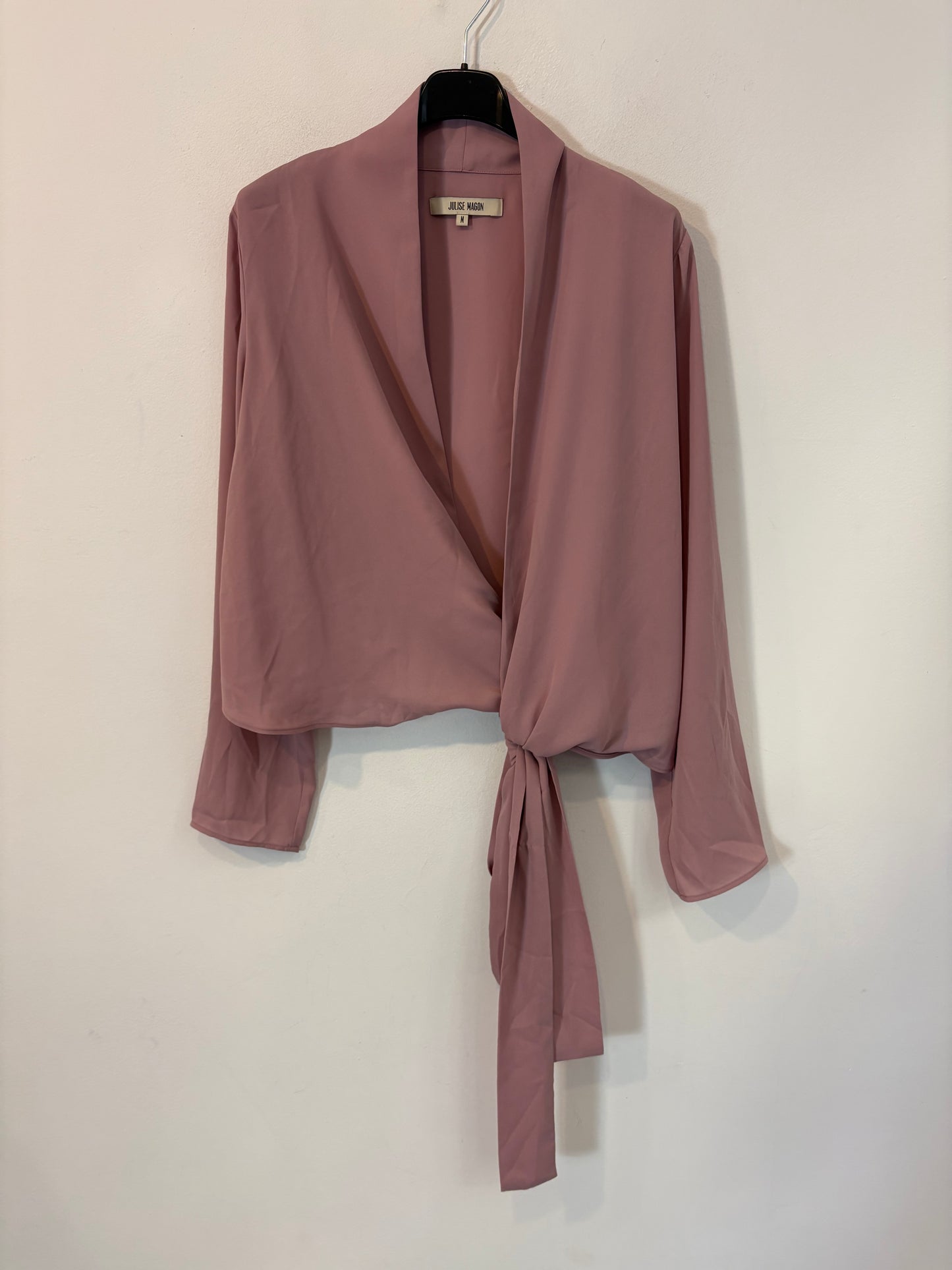 JULISE MAGON. Blusa rosa palo cruzada