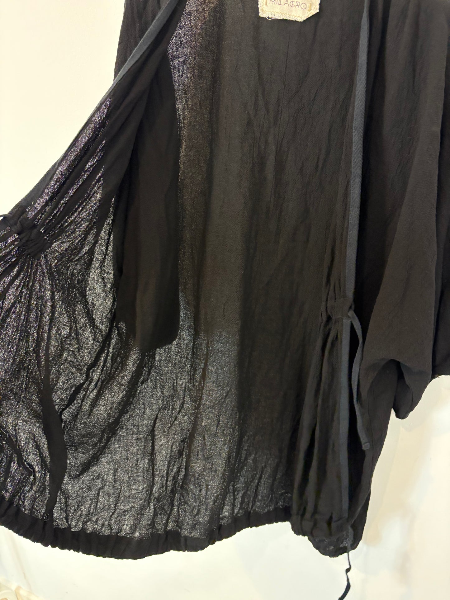 OTRAS. Kimono negro textura