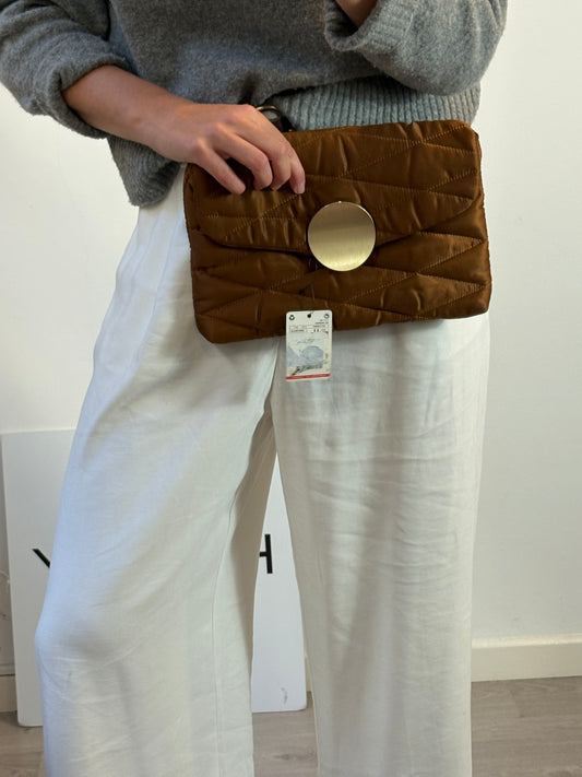 MANGO. Cartera de mano acolchada