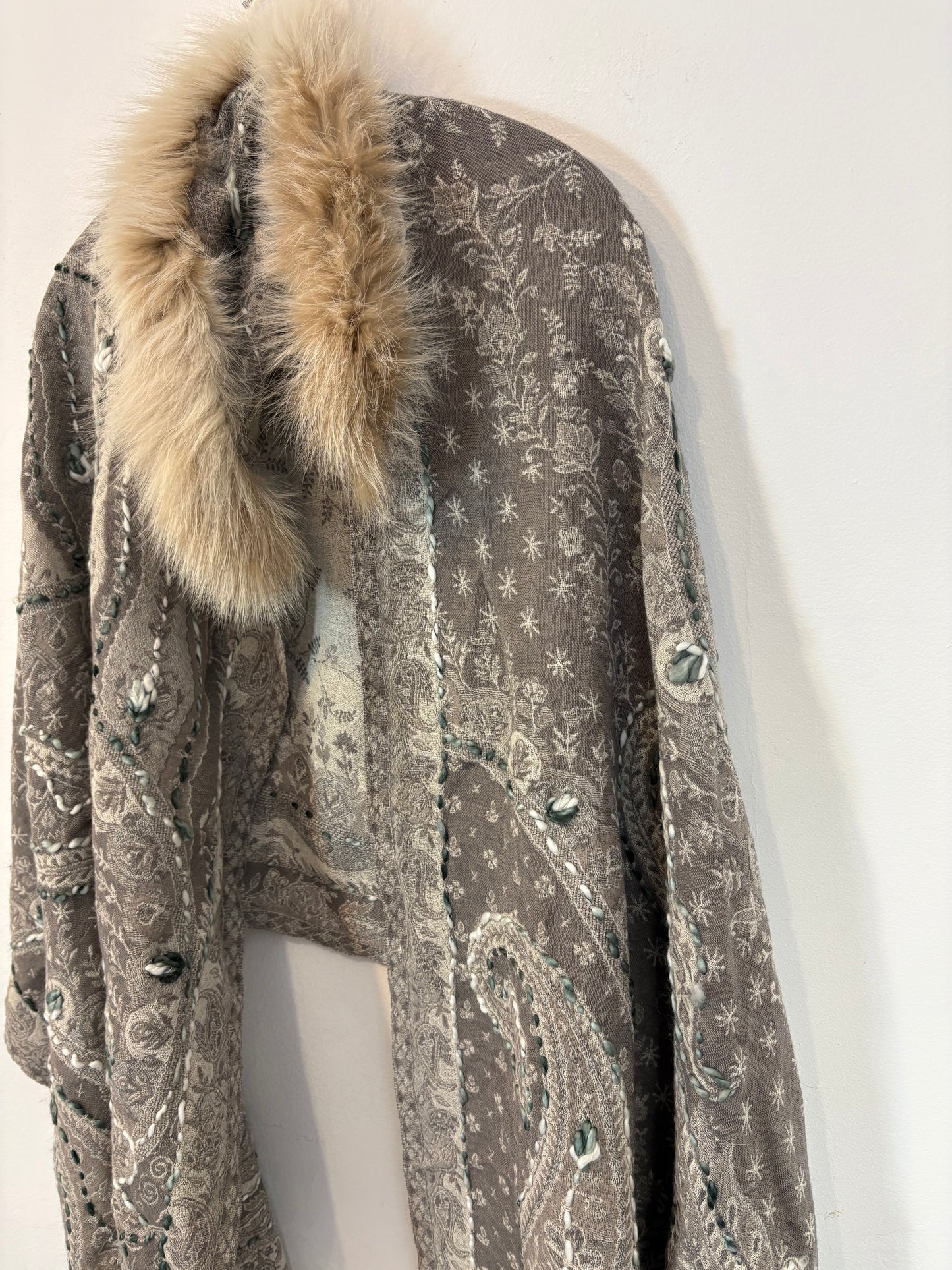 OTRAS. Capa bordada con pelo