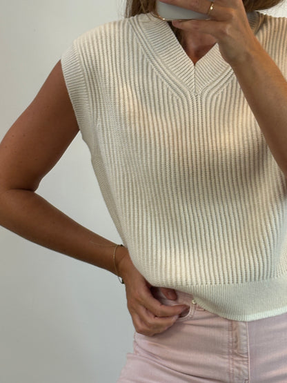 UNIQLO. Beige sleeveless sweater. TM