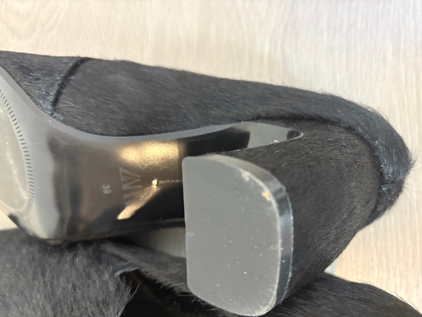 ZARA. Tacones negros textura