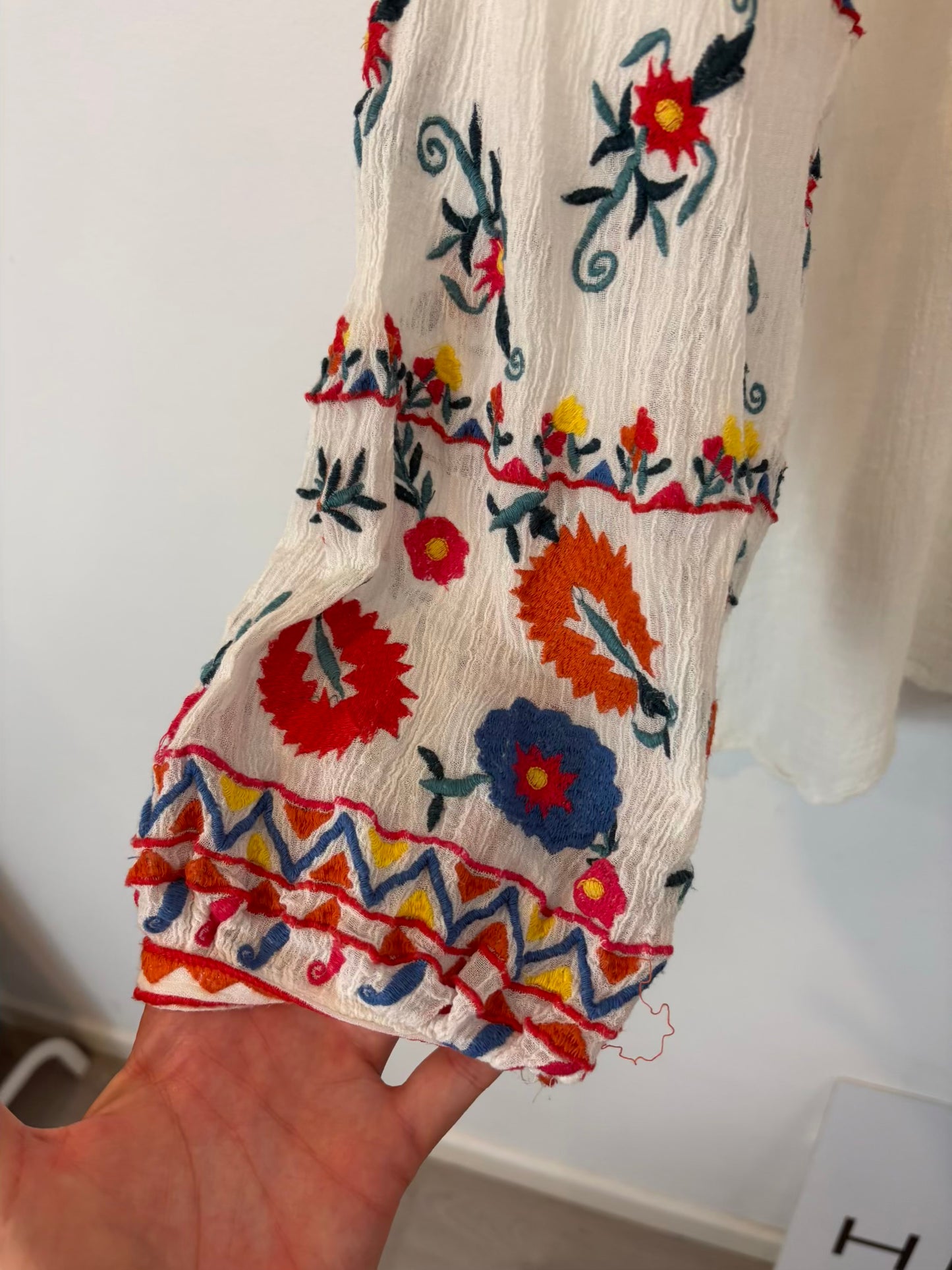ZARA. Blusa blanca bordados colores