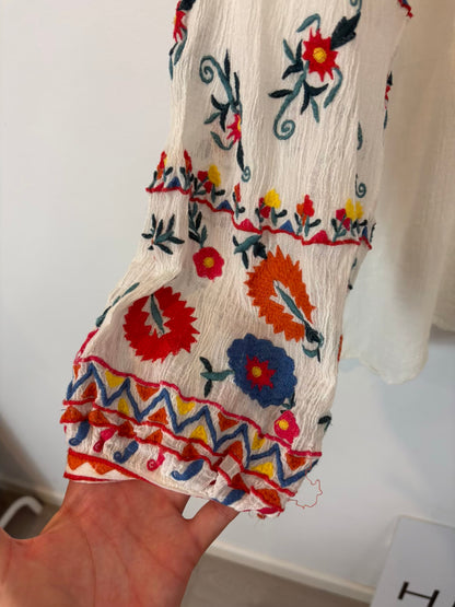 ZARA. Blusa blanca bordados colores