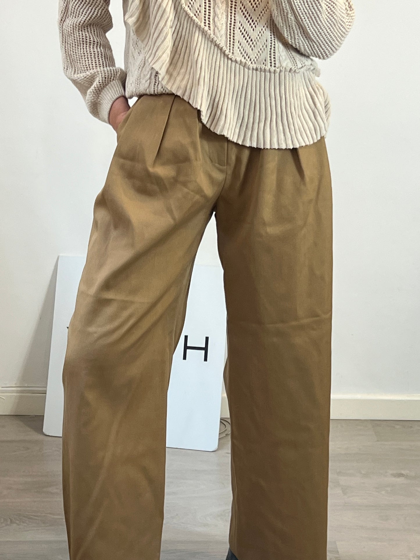 ZARA. Pantalón camel pinzas. T XS (s)