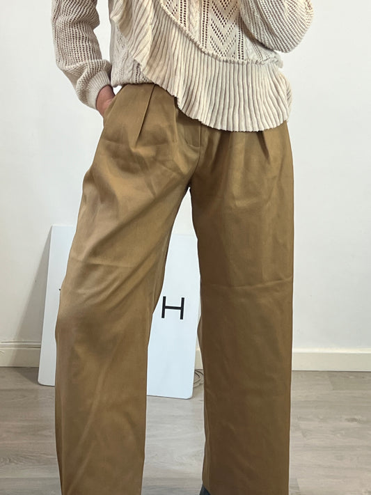 ZARA. Pantalón camel pinzas. T XS (s)