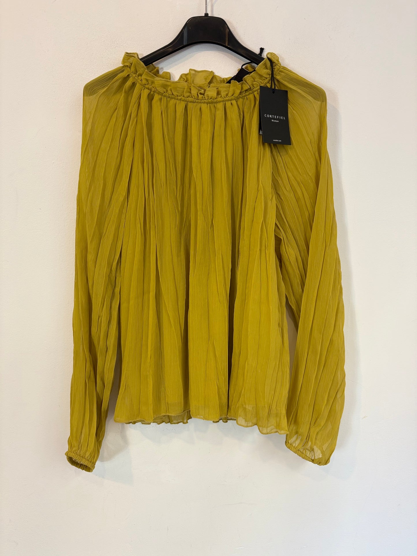 CORTEFIEL. Blusa pistacho plisada