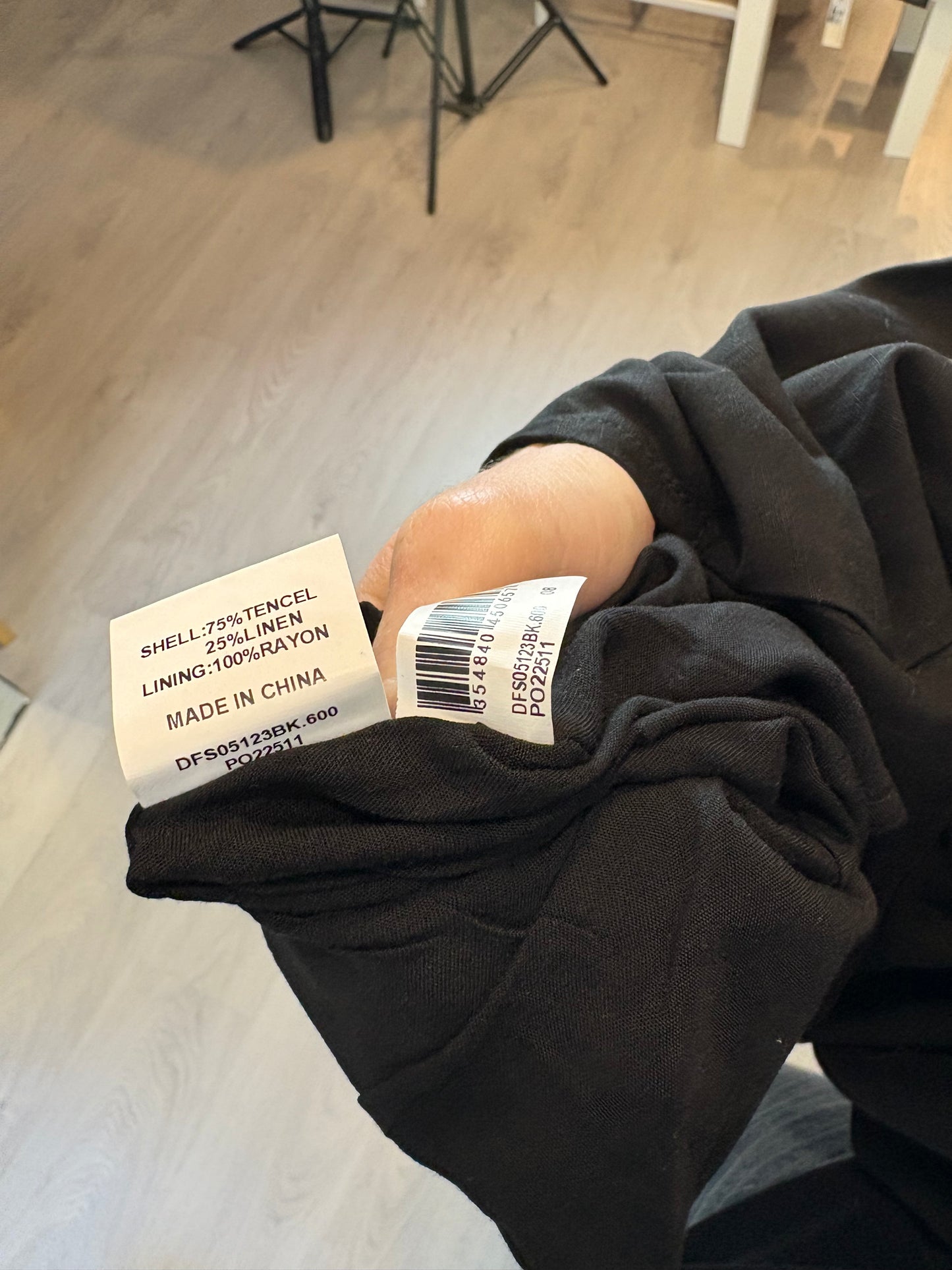 DISSH. Falda negra detalle