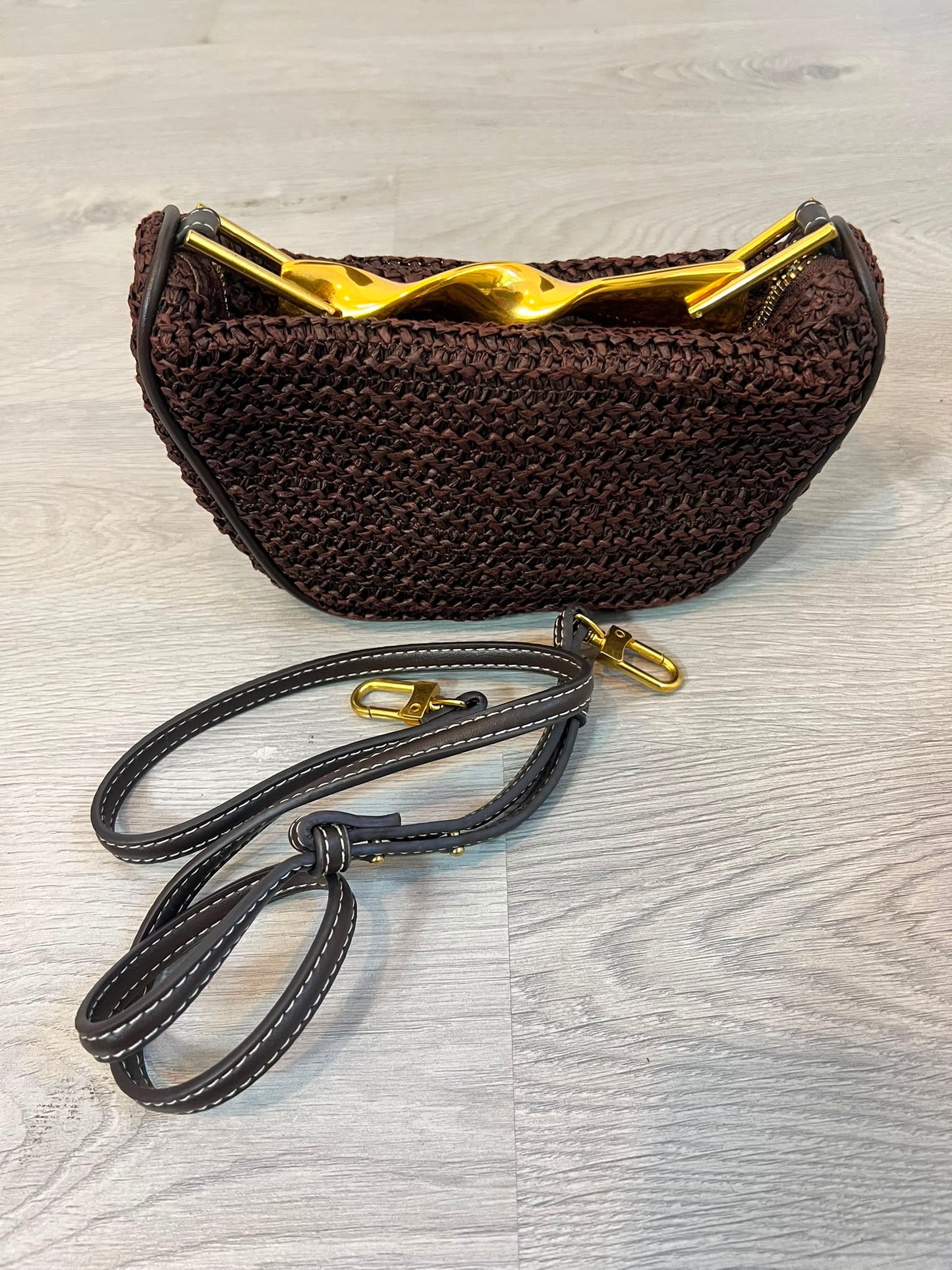 ZARA. Bolso marrón trenzado