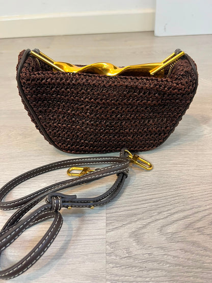 ZARA. Bolso marrón trenzado