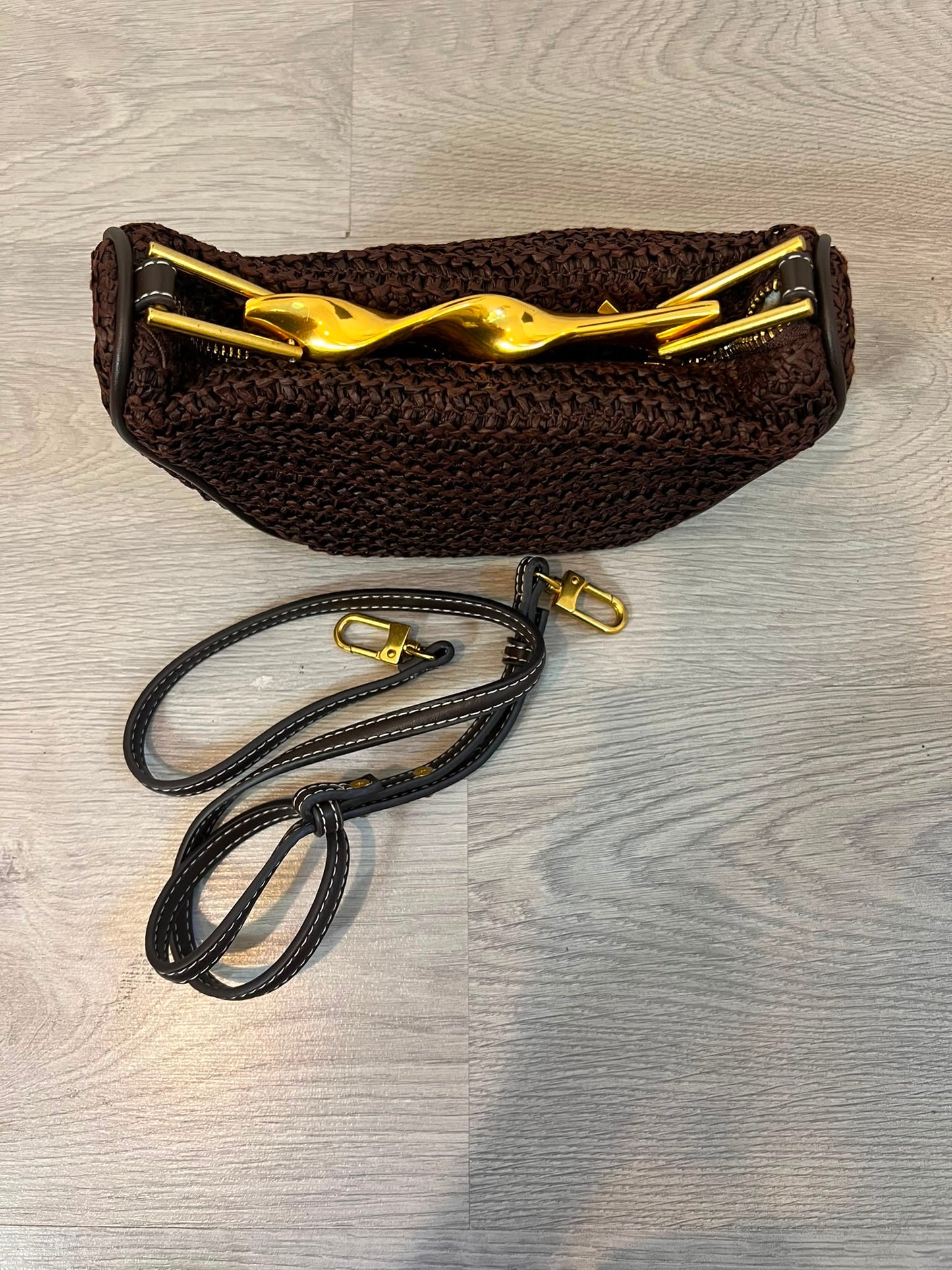 ZARA. Bolso marrón trenzado