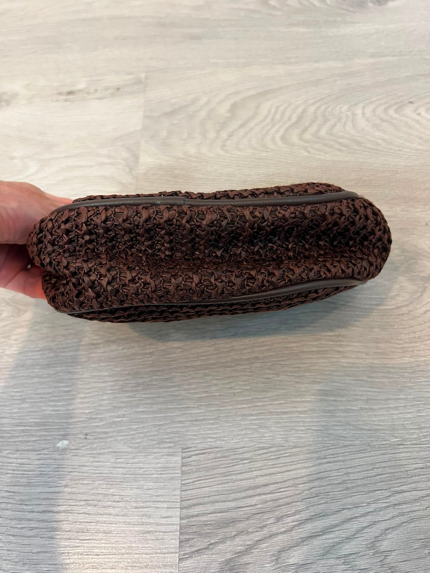 ZARA. Bolso marrón trenzado