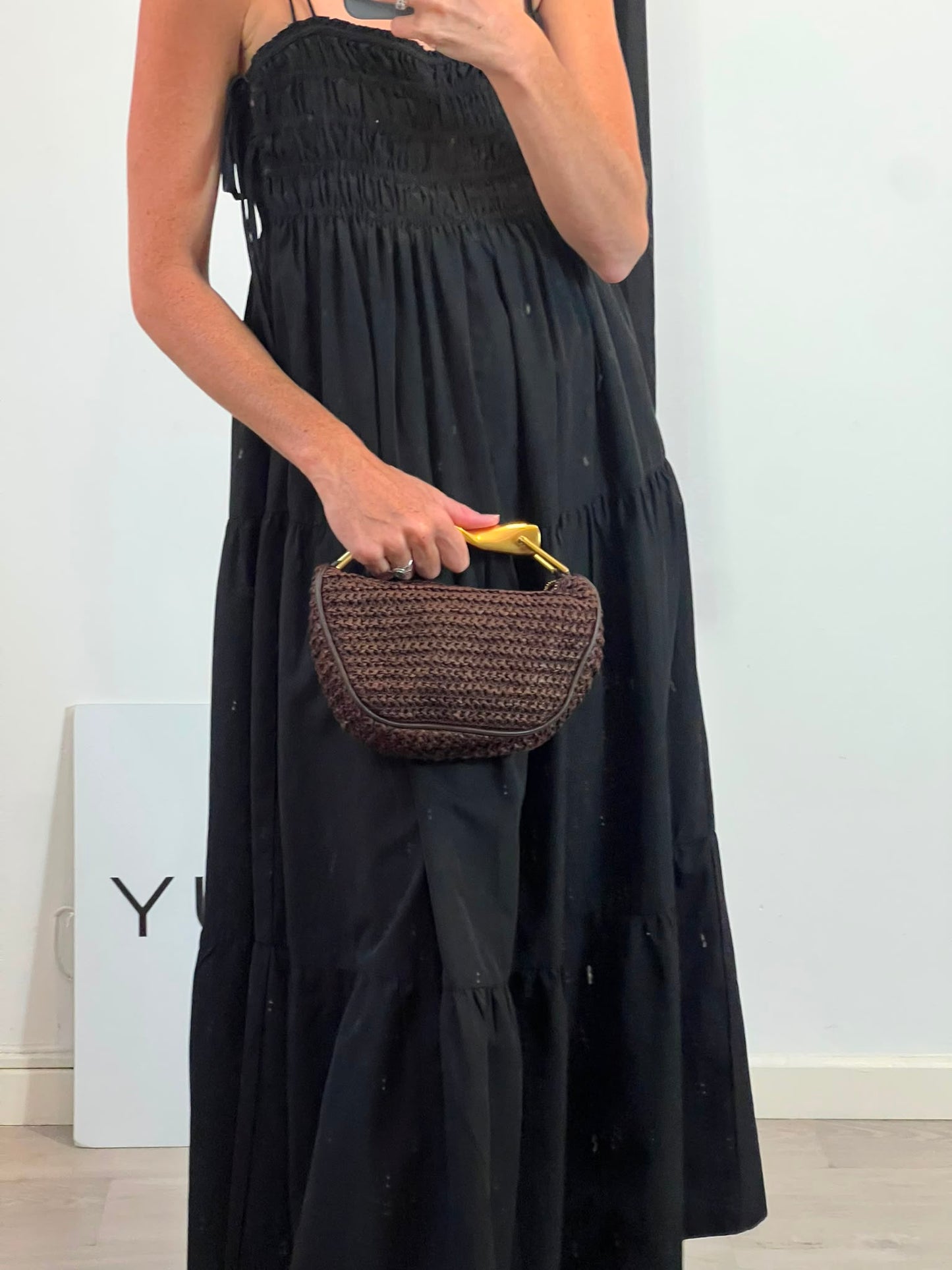 ZARA. Bolso marrón trenzado