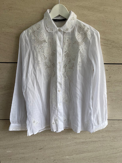 ZARA. Blusa blanca bordada T.xs