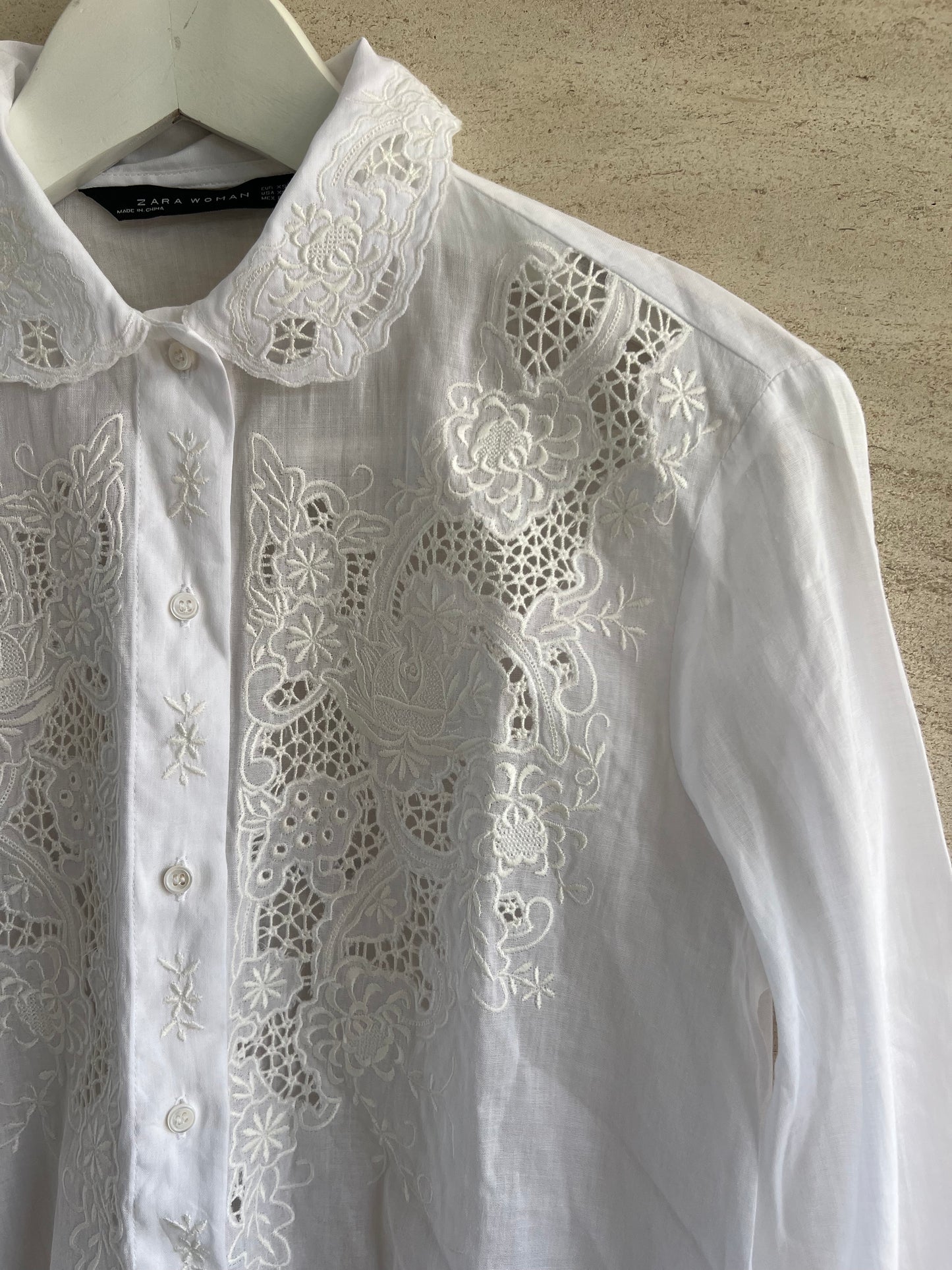 ZARA. Blusa blanca bordada T.xs